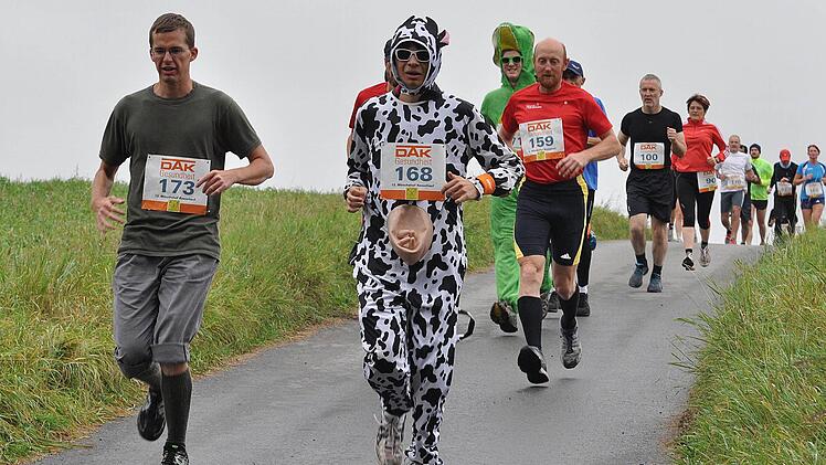 Ja ist denn schon wieder Fasching? Sogar Kühe, Krokodile und Maulwürfe waren bei Kessellauf unterwegs.