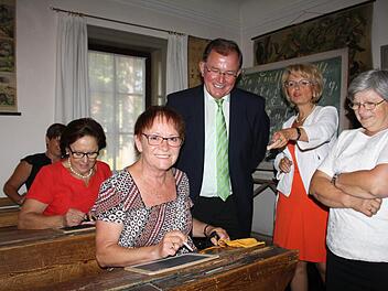 Bezirkstagspräsident Erwin Dotzel gemeinsam mit einigen Bezirksrätinnen im Schulmuseum. Fotos: Ralf Ruppert