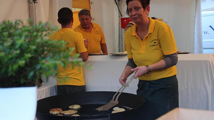 Gebackene Klöß' - wer nicht bis Montag aufs Resteessen warten wollte, konnte sie schon am Sonntag beim Klößmarkt genießen.