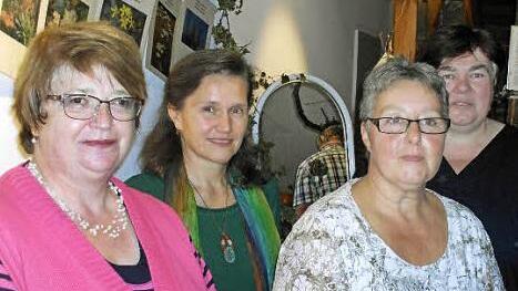 Gabi Stahl, Christine Schroll, Christine Karl und Christa Schlegelmilch (von rechts) gaben die Erläuterungen zur Ausstellung.  Fotos: Wolfgang Ortloff