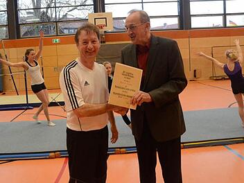 BLSV-Kreisvorsitzender Karl H. Fick (rechts) überreichte Harald Kaiser vom TSV Küps die Verdienstnadel in Silber mit Gold und Urkunde des BLSV. Zugleich stellte er Kaiser als neuen Sportabzeichenreferenten des BLSV-Kreisverbandes Kronach vor. Foto: Karl- Heinz Hofmann