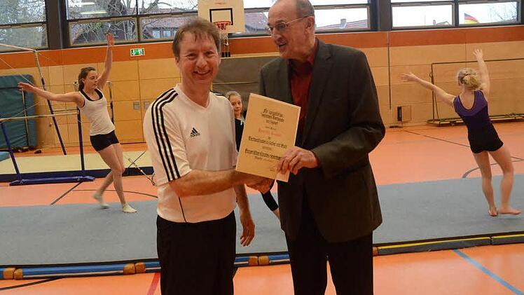 BLSV-Kreisvorsitzender Karl H. Fick (rechts) überreichte Harald Kaiser vom TSV Küps die Verdienstnadel in Silber mit Gold und Urkunde des BLSV. Zugleich stellte er Kaiser als neuen Sportabzeichenreferenten des BLSV-Kreisverbandes Kronach vor. Foto: Karl- Heinz Hofmann