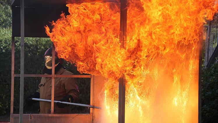 Das Wasser und das heiße Fett bilden in Sekundenbruchteilen eine Explosionswolke. Foto: Matthias Einwag