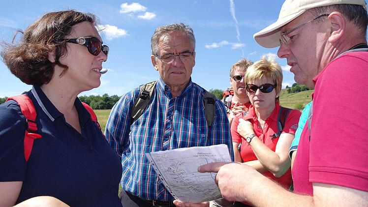 Carola Helfrich (links) und Stefan Helfrich (rechts) haben bereits im Vorfeld Katasterpläne studiert, um den Standort des Hauses der Urgroßeltern zu kennen. Foto: Stephanie Elm