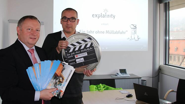 Landrat Thomas Bold und KU-Verwaltungsleiter Andreas Sandwall präsentieren den neuen Film "Ein Jahr ohne Müllabfuhr". Foto: Ralf Ruppert