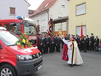 Pfarrer Norbert Wahler segnete das neue Versorgungsfahrzeug der Freiwilligen Feuerwehr Machtilshausen.  Fotos: Winfried Ehling