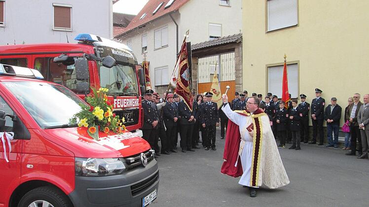 Pfarrer Norbert Wahler segnete das neue Versorgungsfahrzeug der Freiwilligen Feuerwehr Machtilshausen.  Fotos: Winfried Ehling