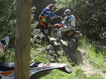 Bei den verschiedenen &Uuml;bungen korrigierten die Trainerinnen sofort, wenn es irgendwo "hakte".  Foto: Almuth Grotefendt