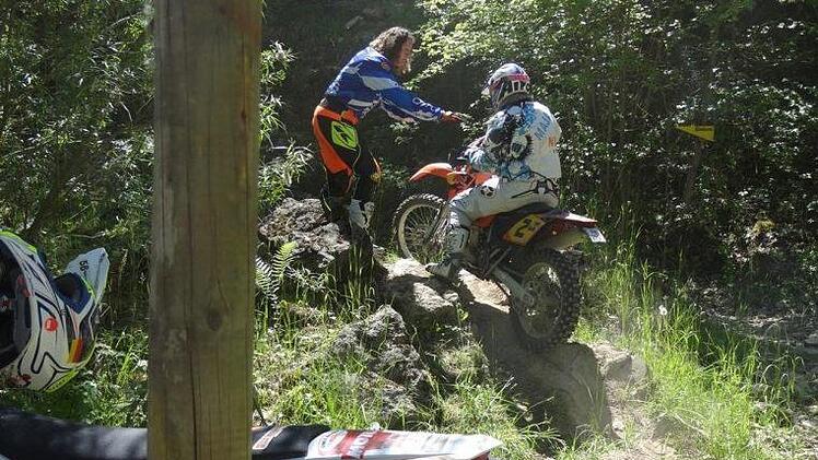 Bei den verschiedenen &Uuml;bungen korrigierten die Trainerinnen sofort, wenn es irgendwo "hakte".  Foto: Almuth Grotefendt