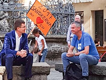 Mäc Härder (links) und Martin Becher feiern am Gabelmannbrunnen Kerwa. Ganz ohne Sand, Fischerstechen und Bieranstich. Foto: Riegerpress
