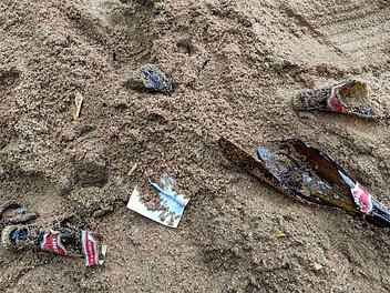 Diese zerbrochenen Flaschen hat Bernd Deschauer im Spielplatzsand entdeckt.  Foto: wanderzwerg.eu/Bernd Deschauer