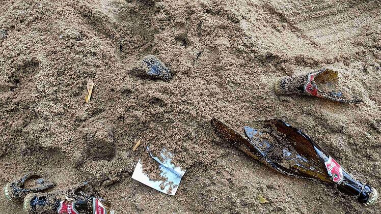 Diese zerbrochenen Flaschen hat Bernd Deschauer im Spielplatzsand entdeckt.  Foto: wanderzwerg.eu/Bernd Deschauer