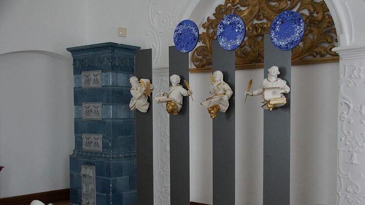 Erstmals ist eine Ausstellung in Schloss Oberschwappach direkt verbunden mit Exponaten der Dauerausstellung zum Barock. Norbert Noltes "Sternenhimmelsscheiben" setzen beispielsweise die barocken Darstellungen der Evangelisten in einen ganz neuen Kontext.Sabine Weinbeer