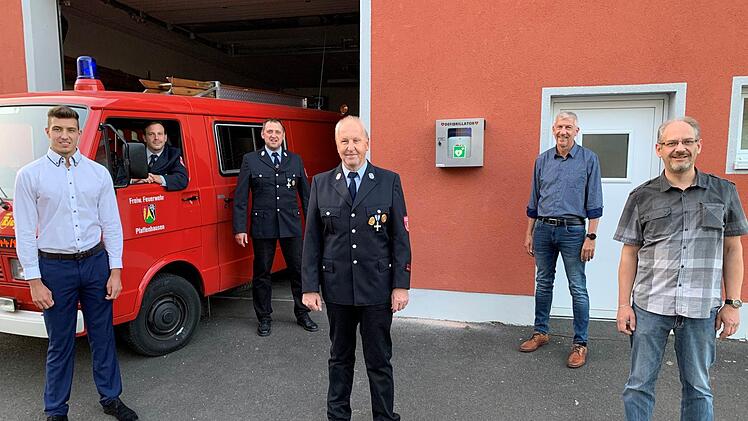 Das Foto zeigt von links: Patrick Heim, Martin Sell, Edgar Sitzmann, Detlef Heim, Udo Heim und Marco Genzler vor dem neuen Defibrillator am Feuerwehrgerätehaus.  Foto: Larissa Heim