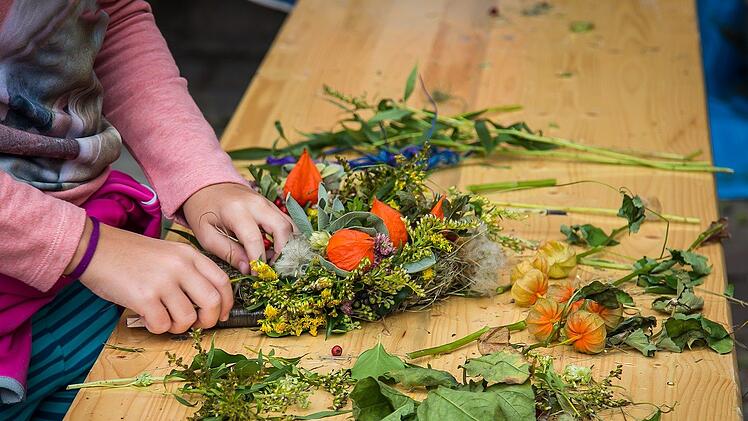 Mit ein paar Handgriffen wird der Kürbiskranz zu einem echten Hingucker in deinen eigenen vier Wänden. 
