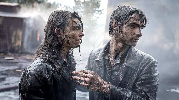 Wird die Liebe zwischen Johanna Lambert (Harriet Herbig-Matten) und Richard (Aaron Hilmer) den &Ouml;lboom &uuml;berstehen?