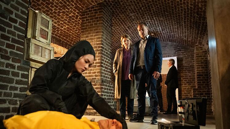 Marie Brand (Mariele Millowitsch, zweite von links) und J&uuml;rgen Simmel (Hinnerk Sch&ouml;nemann) werden ins Depot eines Kunstmuseums gerufen. Der Direktor wurde dort ermordet, Gerichtsmedizinerin Tara Heller (Mai Duong Kieu) zieht erste Schl&uuml;sse aus der Leiche von Markus Krull (Torsten Knippertz, liegend).