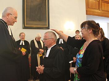 Dekan Otfried Sperl, Pfarrer Volkmar Gregori und Vertrauensfrau Gisela Hümmer (von links) bei der Sendungszeremonie. Fotos: Roland Mayer