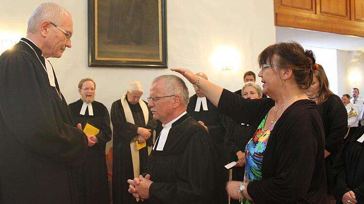 Dekan Otfried Sperl, Pfarrer Volkmar Gregori und Vertrauensfrau Gisela Hümmer (von links) bei der Sendungszeremonie. Fotos: Roland Mayer
