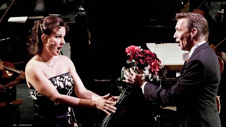 "Schenkt man sich Rosen in Tirol": Anna Gütter und Dirk Mestmacher in einer Szene aus Zellers "Vogelhändler".