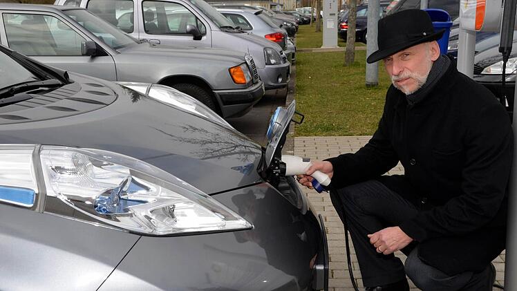 Bad Kissingens erstes reines Stromauto ging gestern ans Netz. Gefahren wird der Nissan Leaf zero Emission in Zukunft von Mitarbeitern der städtischen Bauverwaltung. Die erste "Tankfüllung" erledigte OB Kay Blankenburg.  Foto: Peter Rauch