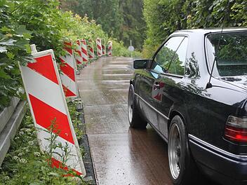 Die Bergstraße in Schieflage - eine Folge des Schwerlastverkehrs zu einem Neubau? Eine Anwohnerin fürchtet um Folgen für ihr Grundstück. Die Stadt hat eine Tonnagebegrenzung veranlasst. Foto: Jochen Nützel