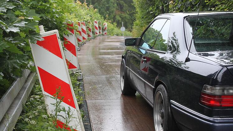Die Bergstraße in Schieflage - eine Folge des Schwerlastverkehrs zu einem Neubau? Eine Anwohnerin fürchtet um Folgen für ihr Grundstück. Die Stadt hat eine Tonnagebegrenzung veranlasst. Foto: Jochen Nützel