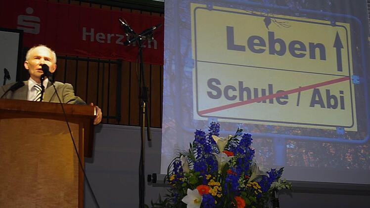 Schulleiter Dr. Klaus Morsch verabschiedete die Absolventen. Foto: Heike Schülein