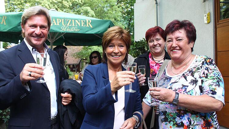 Anstoßen auf eine gelungene Vorstellung. Foto: Jürgen Gärtner