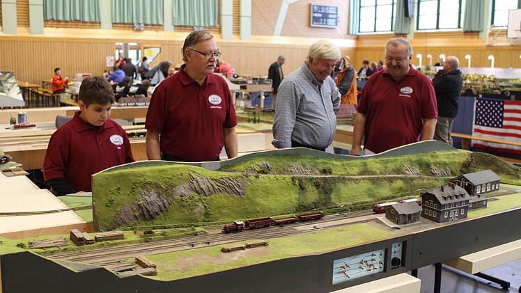 Die Mitglieder der Modelbahngruppe der gastgebenden Rodachtalbahnfreunde haben Teile der Strecke Kronach bis Nordhalben nachgebaut. Fertig ist dabei der Endbahnhof in Nordhalben.