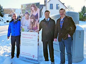 Vor einem der Verteiler von rechts: Bürgermeister Roland Römmelt gibt zusammen mit Klaus Markart und Michael Gstädtner, dem Vertriebsbeauftragten der Deutschen Telekom, den Startschuss für schnelles Internet in Riedenberg. Foto: Evelyn Schneider