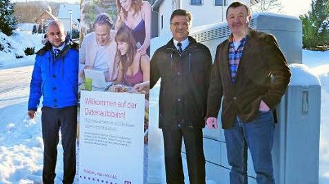 Vor einem der Verteiler von rechts: Bürgermeister Roland Römmelt gibt zusammen mit Klaus Markart und Michael Gstädtner, dem Vertriebsbeauftragten der Deutschen Telekom, den Startschuss für schnelles Internet in Riedenberg. Foto: Evelyn Schneider