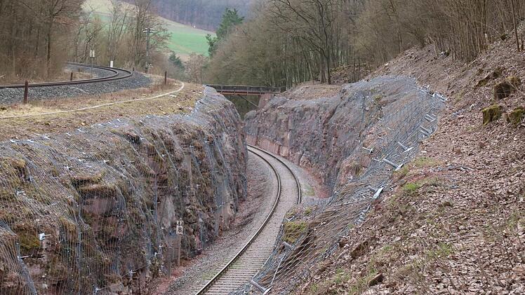 Oberhalb von Arnshausen wurden die Felshänge entlang der Bahnstrecke gesichert. Foto: Ralf Ruppert