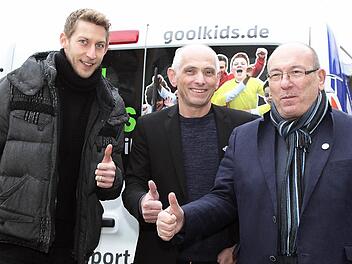 Gemeinsam für die gute Sache, v. l.: Stefan Kießling sowie von "Goolkids" Wolfgang Heyder und Robert Bartsch Foto: sportpress