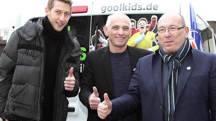 Gemeinsam für die gute Sache, v. l.: Stefan Kießling sowie von "Goolkids" Wolfgang Heyder und Robert Bartsch Foto: sportpress