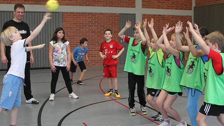 Wie im Vorjahr lädt Peter Frankmölle auch 2017 in den Schulen zum Schnuppertraining ein. Unser Bild entstand 2016 in Thurnau. Der Organisator des Turniers, das am 10. Mai in Marktleugast stattfindet, ist im Hintergrund zu sehen. Foto: Archiv/Alexander Hartmann