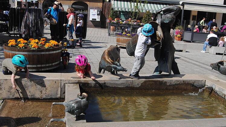 Der Brunnen ist ein Magnet für Kinder