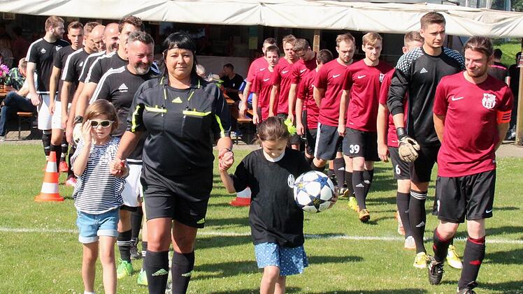Der Einlauf: links Team FC Biercelona, rechts Team Motorrad Hertlein, Mitte: Nele, Schiedsrichterin Carmen Herzig und Romy  Foto: Johanna Blum