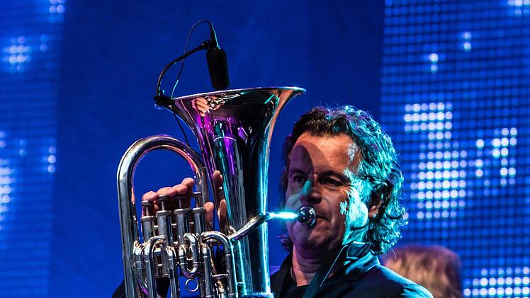 Wie Hans-Jürgen Buchner und seine Band Haindling ihr Konzert beim Tambacher Sommer zum ebenso gelungenen wie nachdenklich stimmenden Abend werden lassen.