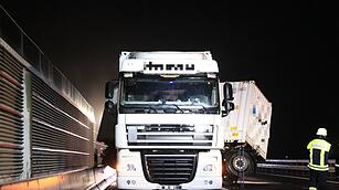 Lkw kommt auf A73 ins Schleudern - Anh&auml;nger stellt sich quer