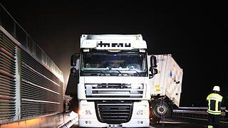 Lkw kommt auf A73 ins Schleudern - Anh&auml;nger stellt sich quer