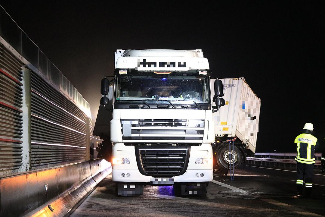 Lkw kommt auf A73 ins Schleudern - Anhänger stellt sich quer