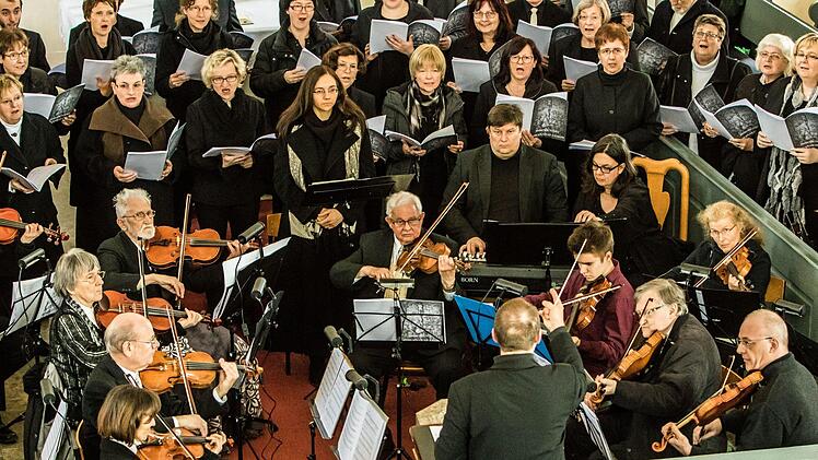 Einen eindringlichen Akzent zum Osterfest setzte die Aufführung der Johannespassion von Heinrich Schütz in der Marienkirche in Gauerstadt. Kirchenmusikdirektor Torsten Sterzik dirigierte die Sängervereinigung Bad Rodach und die Stadtkantorei Hildburghausen sowie das Collegium musicum Hildburghausen.Jochen Berger