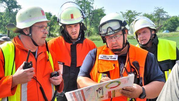 Kreisbrandinspektor (NEA) Dieter Popp, links, in der Einsatzbesprechung