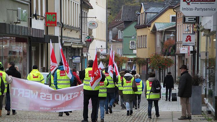 Etwa 40 Mitarbeiter der Stadtwerke versammelten sich am 2. November zum Warnstreik. Foto: Ulrike Müller