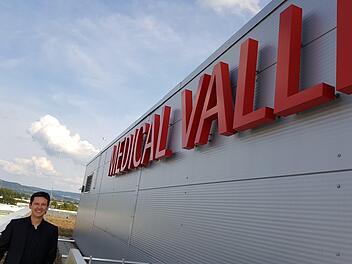 Wirtschaftsförderer Viktor Naumann auf dem Dach des Medical Valley Centers in Forchheim. Naumann hat die Vision, in den nächsten fünf bis zehn Jahren die Gesundheitswirtschaft mit zwei weiteren Gebäuden südlich und nördlich des Centers voranzutreiben. Neben einem Innovationsinstitut soll ein Business-Center entstehen.  Fotos: Ekkehard Roepert