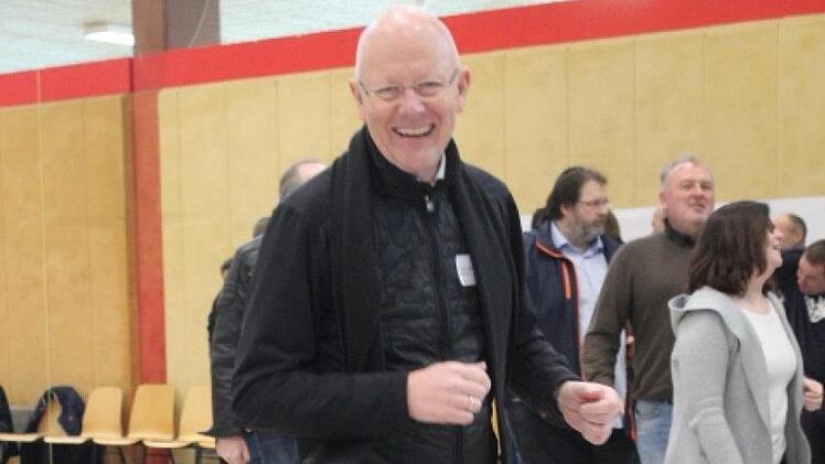 Es begann mit guter Laune. Chef Wolfgang Schubert-Raab ließ sich zu Lockerungsübungen sofort anstecken. Foto: Markus Häggberg
