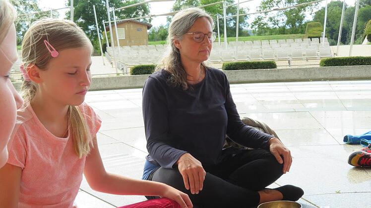 "Wir hören auf den Klang der Klangschale", beginnt Sabine Simeoni mit einer kurzen Meditation - daneben Schülerin Frieda.
