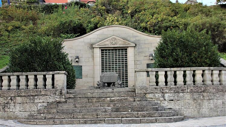 Die Stadt Kronach will sich künftig um ihre Denkmäler kümmern. Dazu zählt auch das Kriegerdenkmal, das nun für rund 70 000 Euro saniert werden soll. Veronika Schadeck