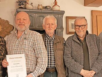 Der neue Vorstand des Lichtenfelser Foto-Clubs mit (von links) Peter M&uuml;ller (Vorsitzender), Armin Barth (Kassenpr&uuml;fer sowie geehrtes Mitglied, 40 Jahre), Siegfried Mischke (stv. Vorsitzender), Herbert Ramer (Kassenpr&uuml;fer) und Mirko Gahn (Schriftf&uuml;...